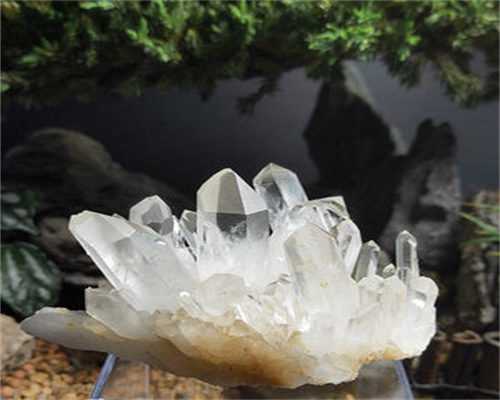 海蓝宝的功效与作用有哪些？新手佩戴海蓝宝时需注意哪些禁忌？【专家详解】